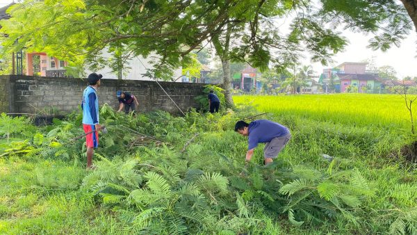 JUMAT BERSIH “Kerja Bhakti Pemdes Wateskroyo, Wujudkan Lapangan Desa yang Bersih dan Indah”
